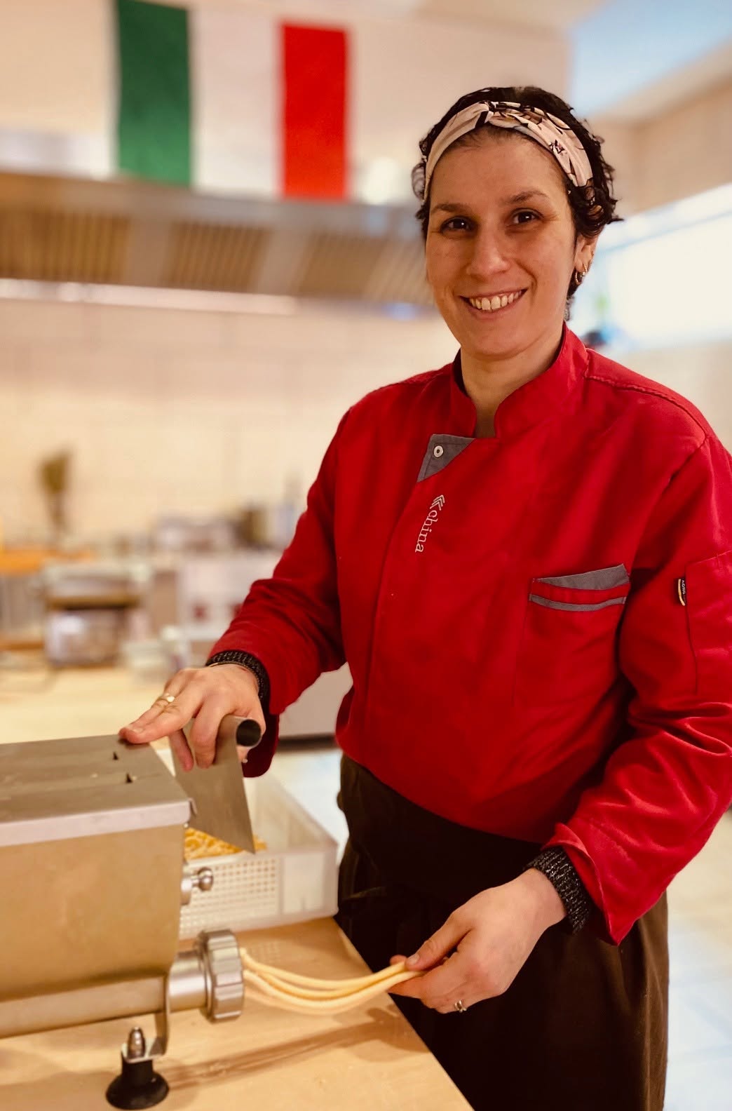 Elisabetta bereitet täglich frische Pasta bei Pulcinella in Eisenach zu