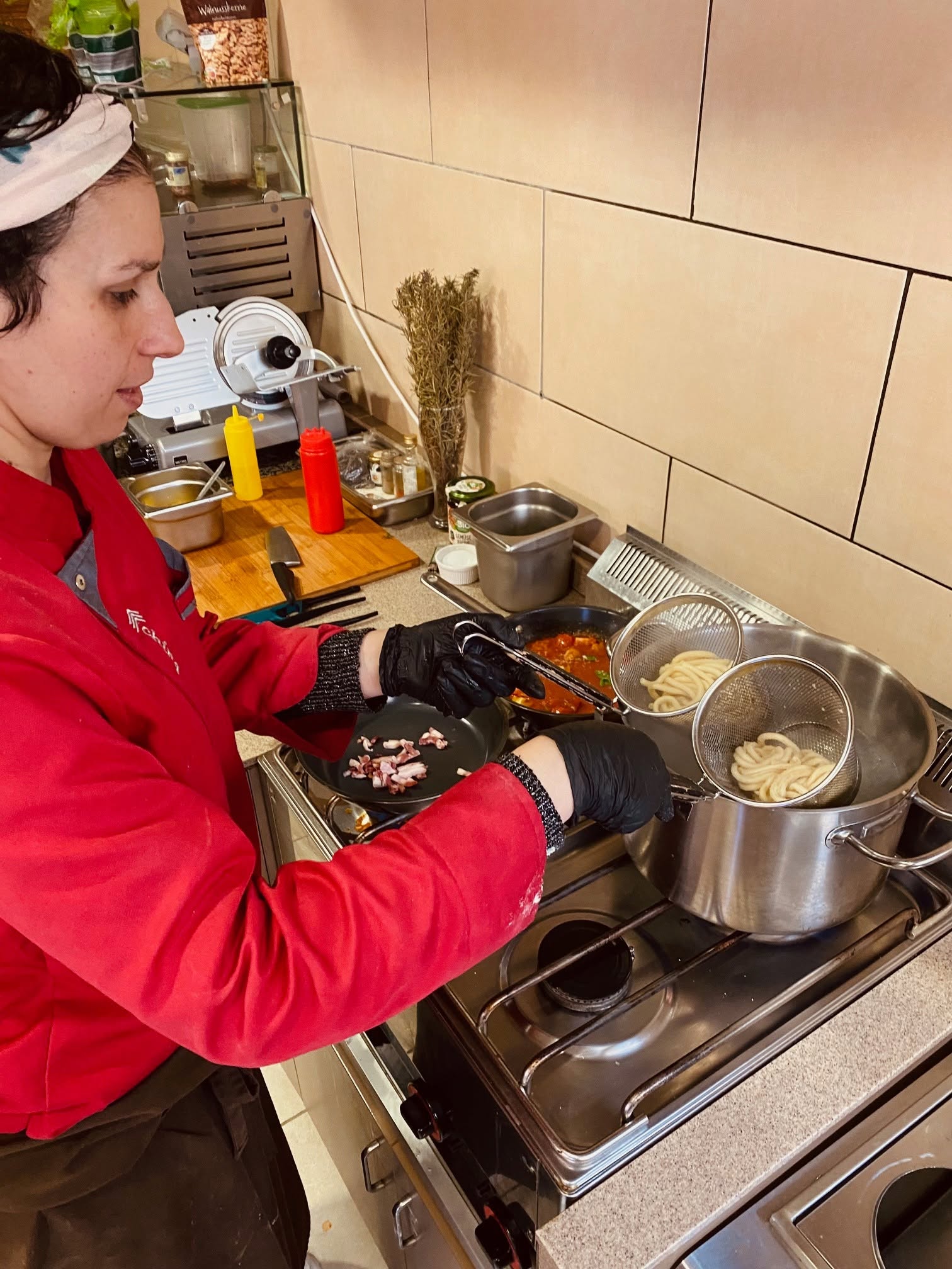 Elisabetta beim Kochen in der Pulcinella Pizzeria Italiana
